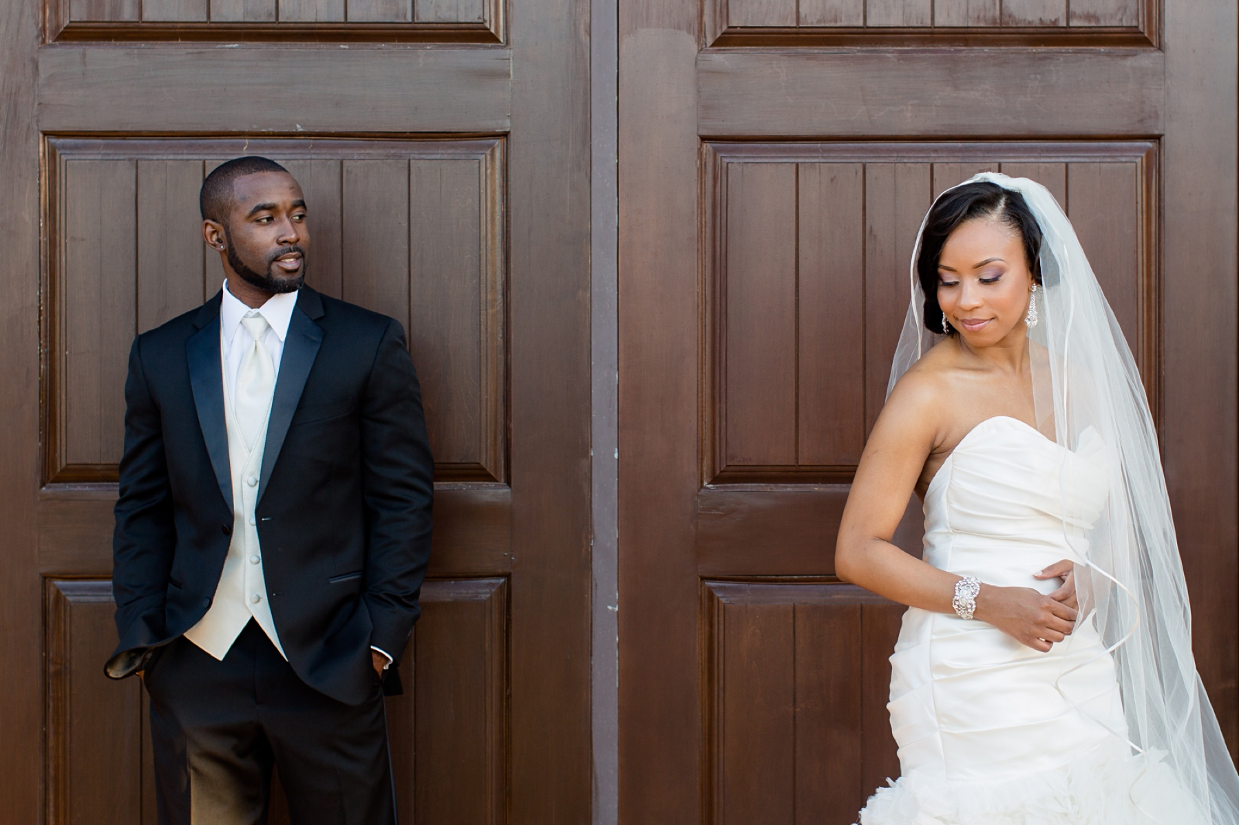 bride and groom at Ross Bridge via Elle Danielle Photography